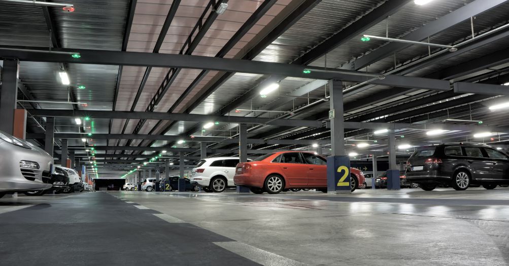 Reflektory LED w garażu