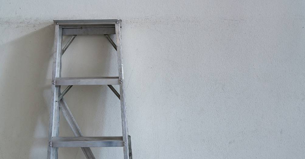 Drabina oparta o sciane