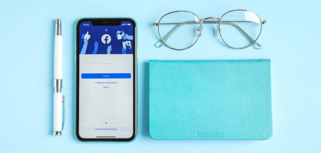 Telefon z aplikacją Facebook