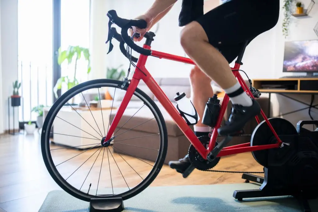 Nowoczesne technologie w trenażerach – symulacja tras i integracja z aplikacjami treningowymi