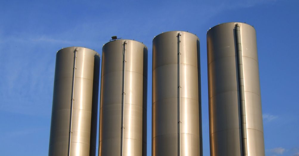 Nowoczesne technologie produkcji zbiorników stalowych – trwałość, szczelność i bezpieczeństwo