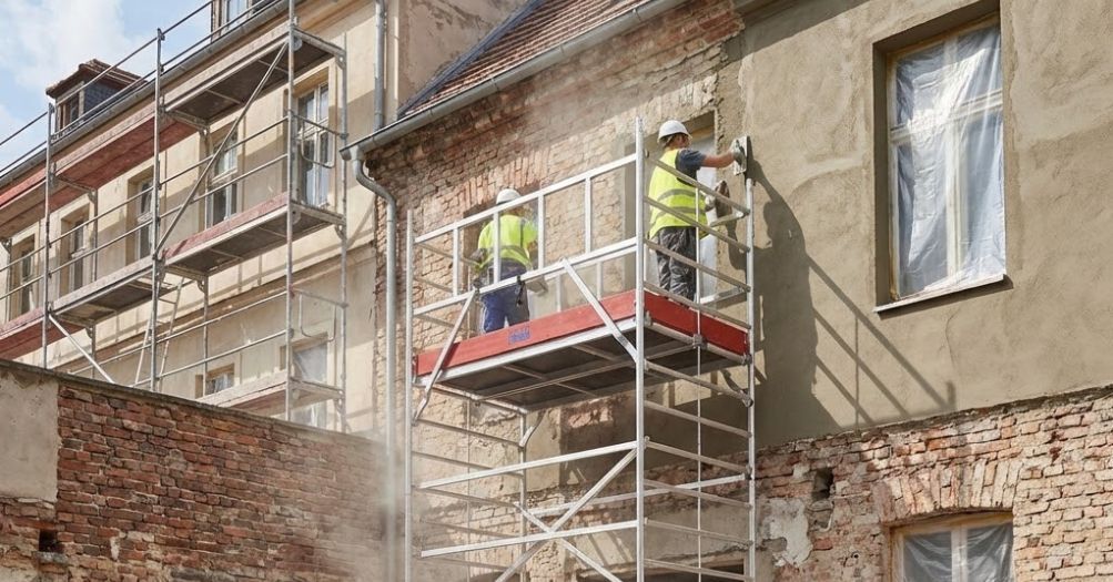 Jak dobrać odpowiednie rusztowanie do prac elewacyjnych kamienicy?