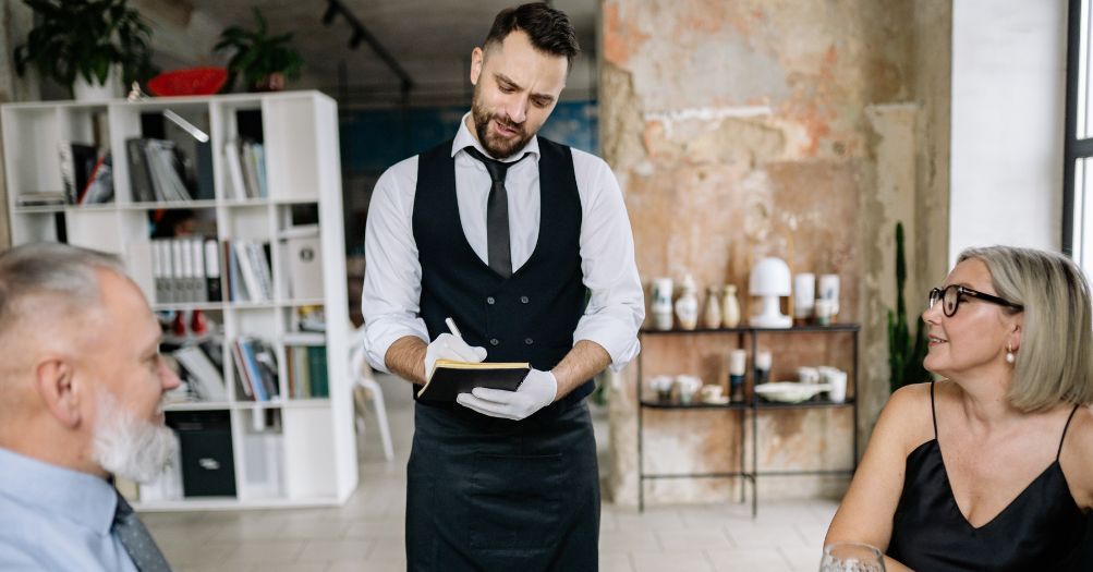 Profesjonalna obsługa w garniturze