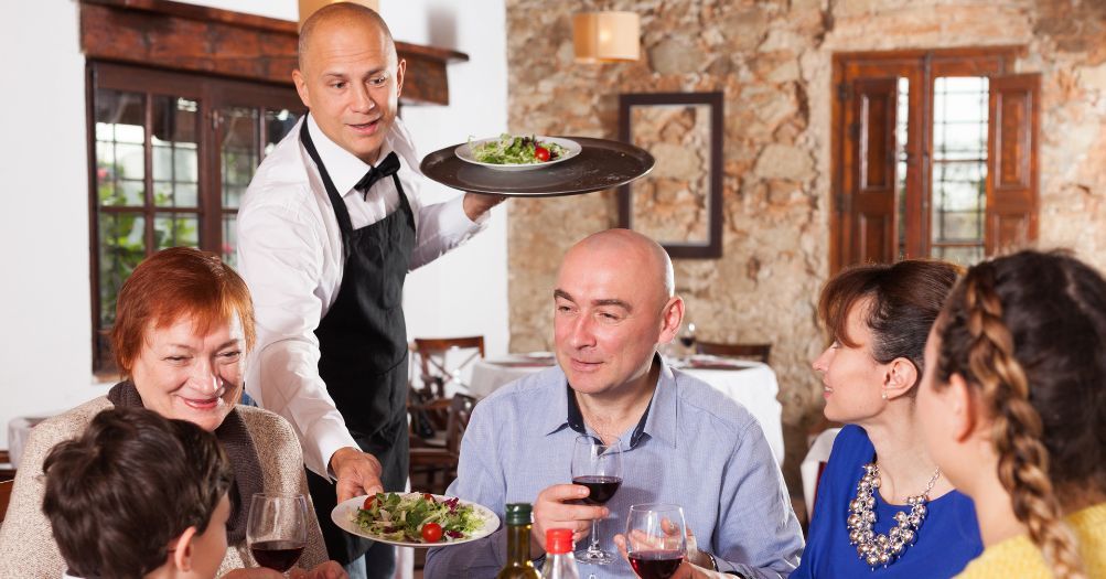 Podawanie potrawy gościom