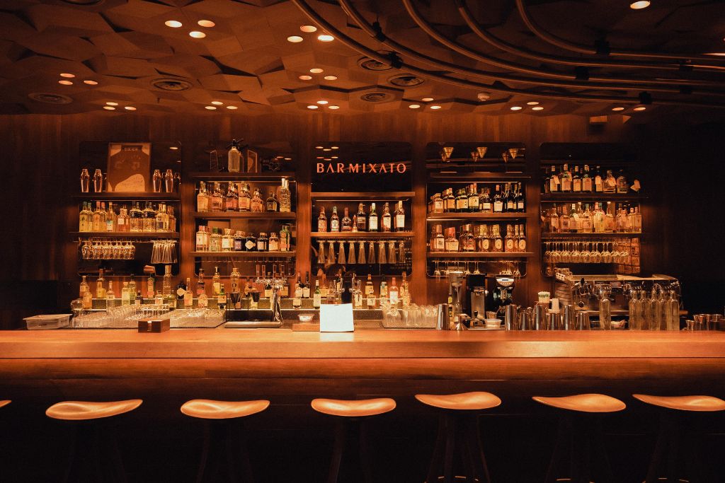 Wykładziny do restauracji w klimatycznym barze — odporność i estetyka profesjonalnego lokalu