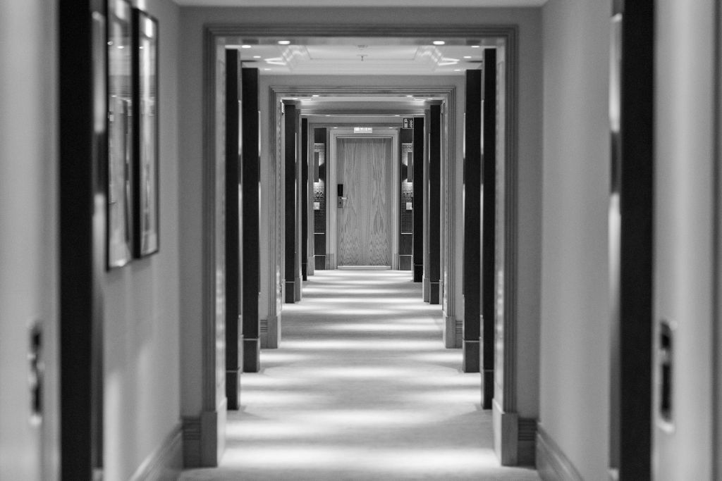 Wykładziny do restauracji i obiektów hotelowych — wnętrza korytarza z eleganckim wykończeniem