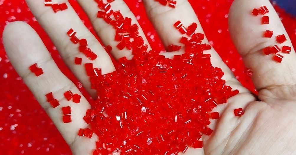 przetworzony-plastik-na-rece Trzymany granulat tworzyw