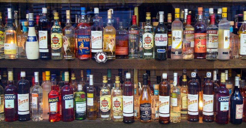 Półki z alkoholami